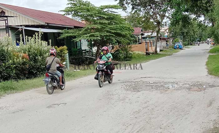 BERLUBANG: Kondisi Jalan Semangka yang rusak sangat dikeluhkan pengguna jalan, agar dapat dilakukan perbaikan.