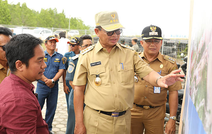 POS LINTAS BATAS: Gubernur Kaltara, Dr H Irianto Lambrie saat meninjau rencana lokasi PLBN Terpadu Sei Pancang, Sebatik, Nunukan, tahun lalu.