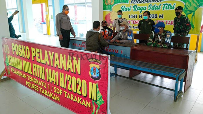 POS PELABUHAN: Petugas gabungan di Pelabuhan Tengkayu I melakukan pemeriksaan terhadap penumpang yang tiba maupun berangkat, beberapa waktu lalu.