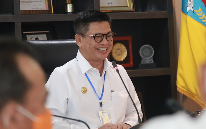 INVESTASI: Gubernur Kaltara, Dr H Irianto Lambrie saat mengikuti pertemuan virtual dengan jajaran direksi PT KMJ dan PT PHENC, Rabu (3/6).