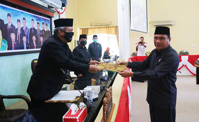 SERAHKAN LKPj: Wakil Ketua DPRD Bulungan Hamka (kanan) menyerahkan rekomendasi LKPj kepada Bupati Bulungan.