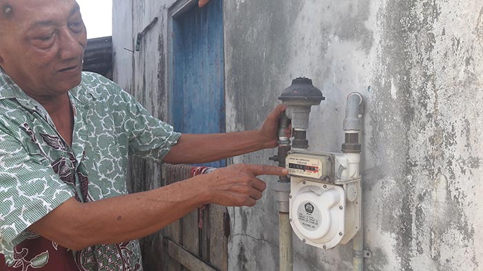 METERAN GAS: Salah seorang warga foto meteran jargas secara mandiri, Jumat (5/6).