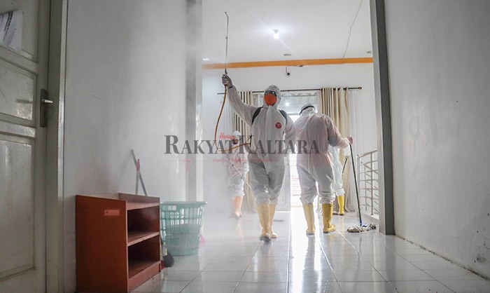 STERILISASI: Petugas BPBD Bulungan menggunakan APD lengkap melakukan penyemprotan cairan disinfektan di gedung Bandiklat Bulungan kemarin (6/6).