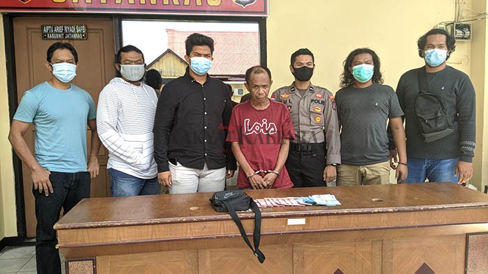 TEREKAM CCTV: Pelaku pencurian berinisial DI (baju merah) yang sempat terekam CCTV di klinik Kelurahan Kampung Satu diamankan Unit Jatanras Satreskrim Polres Tarakan, Selasa (9/6).