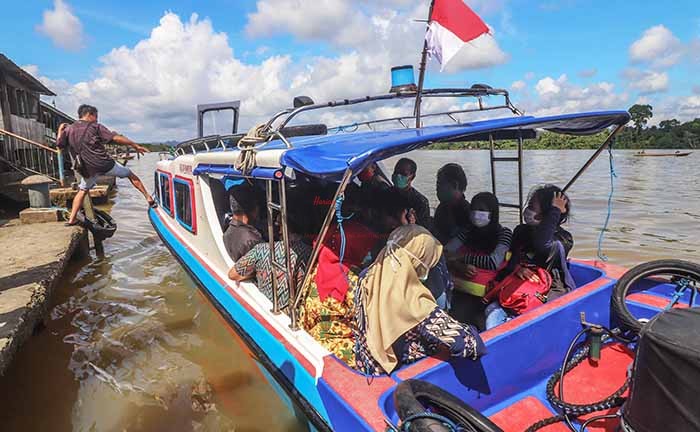 ABAIKAN PROTOKOL KESEHATAN: Speedboat non reguler di Pelabuhan Kulteka Tanjung Selor mengangkut penumpang tanpa memperhatikan protokol kesehatan, Kamis (11/6). Selain di dalam speedboat, di ruang tunggu juga tidak diterapkannya jaga jarak.