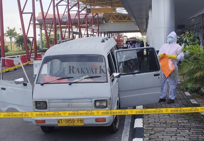 DIEVAKUASI: Onah (42) saat ditemukan tak bernyawa oleh suaminya di dalam angkot, tepat di depan Terminal Bandara Juwata Tarakan, Kamis (11/6).