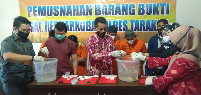 PEMUSNAHAN SABU: Empat tersangka menyaksikan barang bukti tindak pidananya akan dimusnahkan di Mapolres Tarakan, Jumat (12/6).