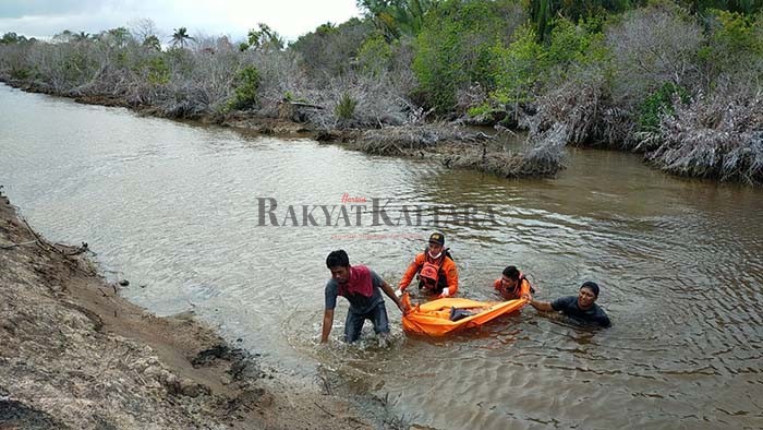 DIBAWA KE RUMAH DUKA: Tim gabungan bersama keluarga korban usai menemukan potongan tubuh korban di sekitar Pulau Tibi Kabupaten Bulungan, Sabtu (13/6).