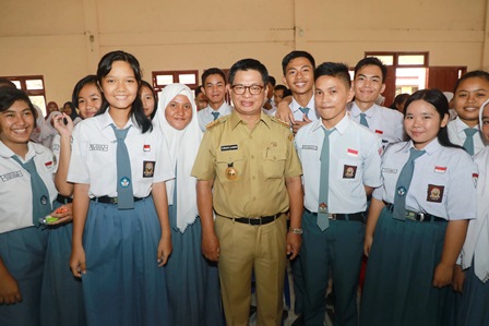 PPDB: Gubernur Kaltara, Dr H Irianto Lambrie saat meninjau aktivitas PPDB di salah satu sekolah di Kaltara pada Mei 2018.