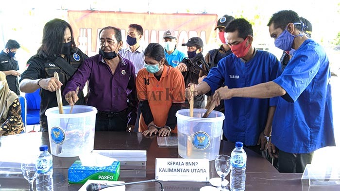 PEMUSNAHAN SABU: Tiga tersangka turut memusnahkan sabu miliknya dihadapan personel BNNP Kaltara, Kamis (18/6).(foto septian)