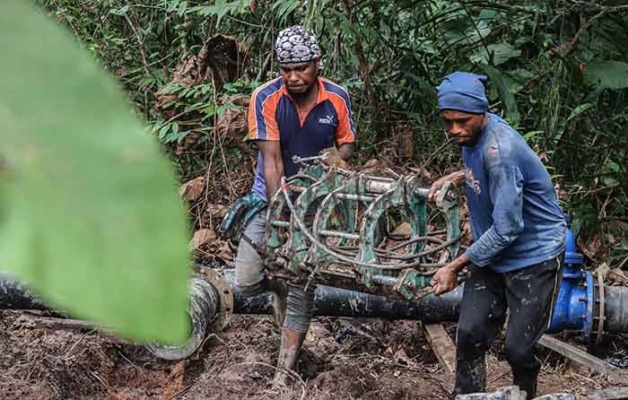 SALURAN AIR: Petugas PDAM Benuanta Tanjung Selor saat membuat saluran air baru di Jalan Sengkawit, kemarin (18/6).