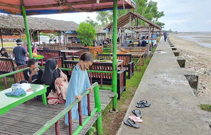 DIBUKA LAGI: Warga menikmati wisata di Pantai Amal, Sabtu (21/6).