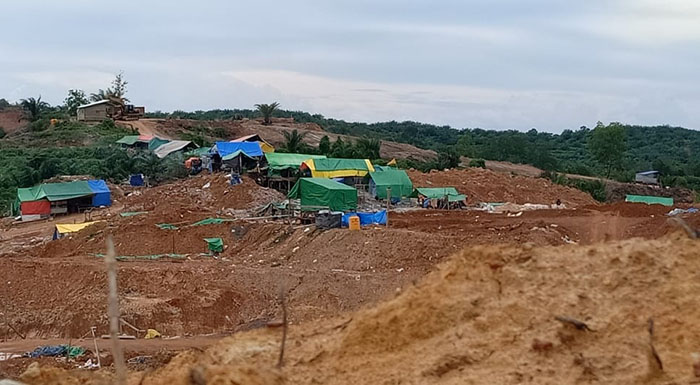 AKTIVITAS PENAMBANG: Risiko menambang emas secara ilegal berdampak terhadap jiwa dan lingkungan.