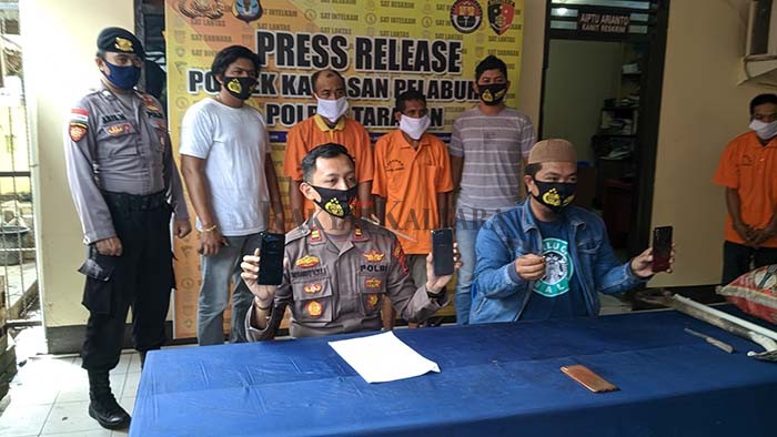 PENCURIAN: Dua pelaku pencurian (baju oranye) diperlihatkan kepada awak media, Jumat (26/6).