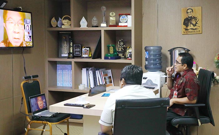 DISKUSI: Sekprov Kaltara, Dr H Irianto Lambrie saat melakukan diskusi virtual dengan Guru Besar UI Prof Sudarto Ronoatmodjo, Jumat (26/6) lalu.