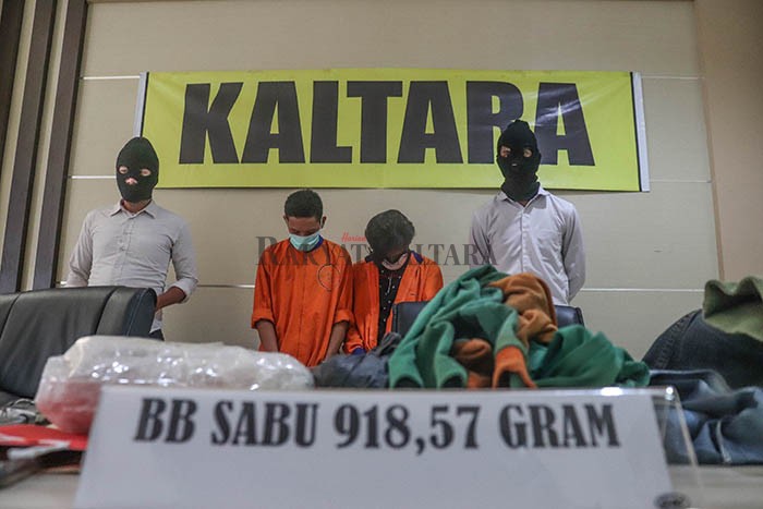 UNGKAPAN: Dirreskoba Polda Kaltara AKBP Agus Yulianto didamping oleh Kabid Humas Polda AKBP Berliando merilis kasus penangkapan sabu, Senin (29/6). (AGUS PRASETYO/HRK)