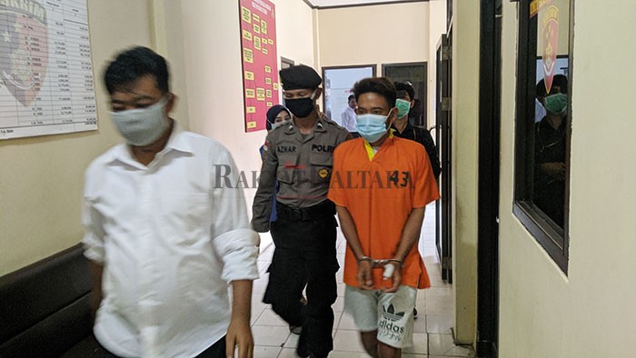 PELAKU PEMBUNUHAN: Pelaku berinisial SH (rompi oranye) dibawa ke ruang tahanan Polres Tarakan, Senin (29/6). (SEPTIAN/HRK)