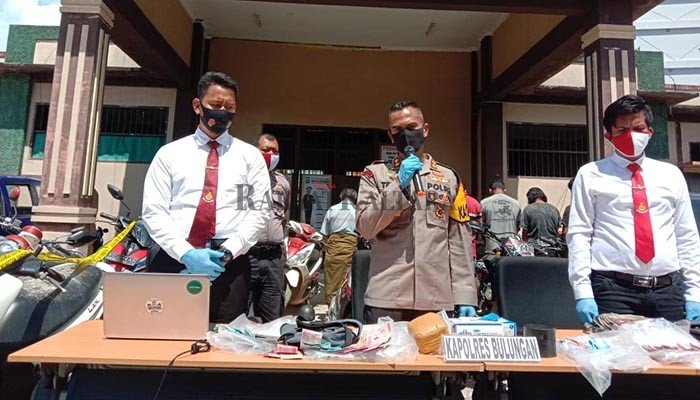 PENGUNGKAPAN: Kapolres Bulungan AKBP Teguh Triwantoro (tengah) merilis pengungkapan kasus perjudian di Mapolres Bulungan, Selasa (30/6). (NIAN KURNIAWANSAH/HRK)
