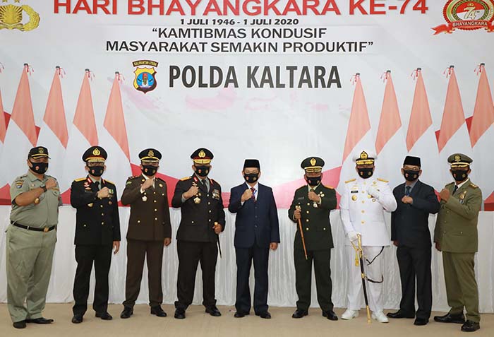 HUT BHAYANGKARA: Gubernur Kaltara Dr H Irianto Lambrie bersama Kapolda Kaltara Irjen Pol Indrajit, Danrem 092/Maharajalila Brigjen TNI Suratno, Danlantamal XIII Tarakan Laksma TNI Haris Bima Bayuseto, dan Wagub Kaltara, saat menghadiri upacara HUT ke-74 B