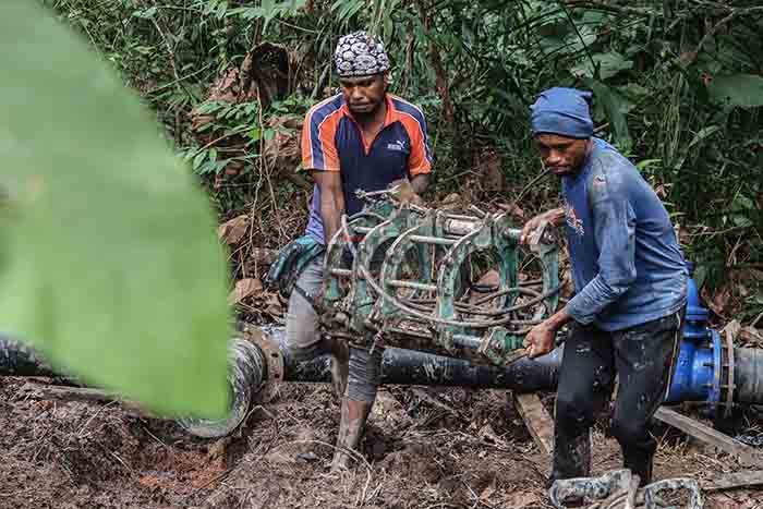 SALURAN AIR: Petugas PDAM Danum Benuanta Tanjung Selor, saat membuat saluran baru distribusi air bersih di Jalan Sengkawit, kemarin (2/7).