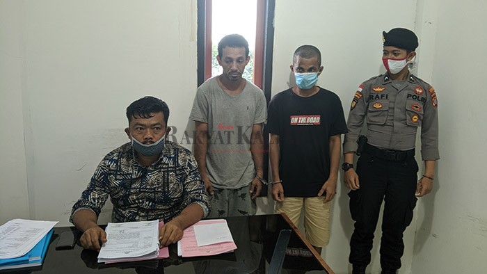 DICIDUK LAGI: Dua residivis kasus pencurian kembali diamankan dan diperlihatkan kepada awak media, Jumat (3/7).