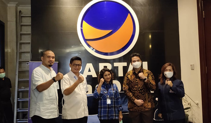 JELANG PILKADA: Dr Ari Yusnita (tengah) bersama Gubernur Kaltara Irianto Lambrie di DPP Partai NasDem di Jakarta, Jumat (3/7). (IST)