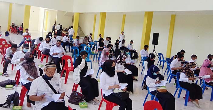 DIBEKALI PENGETAHUAN: Petugas PPDP saat diberikan pembekalan teori sebelum turun ke lapangan.