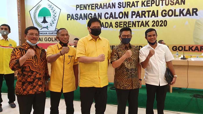 GOLKAR KELUARKAN SK: Pasangan bakal calon IRAW saat menerima SK Pengesahan Cagub dan Cawagub Kaltara dari Ketum DPP Golkar Airlangga Hartarto (tengah). Termasuk SK bagi pasangan bakal calon Bupati dan Wakil Bupati Bulungan Syarwani–Ingkong Ala.