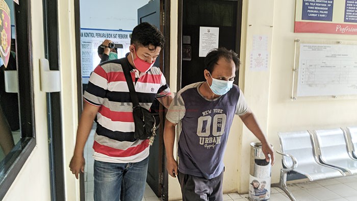 PENCURIAN HP: Pelaku berinisial JL (kanan) saat digelandang ke rumah tahanan Polres Tarakan, Selasa (14/7).