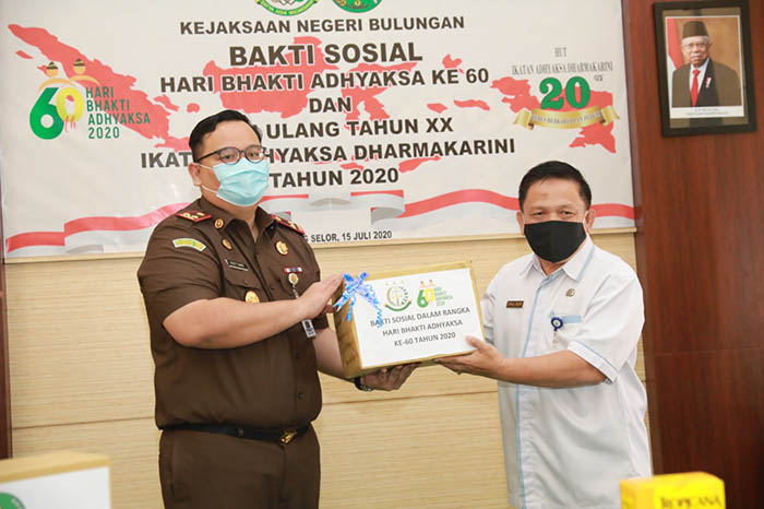 BAKTI SOSIAL: Kepala Kajari Bulungan Ricky Tommy Hasiholan (kiri) saat menyerahkan bantuan paket sembako.