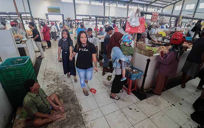 KURANG DISIPLIN: Penggunaan masker sebagai salah satu syarat untuk masuk ke pasar, memang sudah dilakukan masyarakat. Namun masker yang digunakan, kerap tidak difungsikan sebagaimana mestinya, untuk menutup hidung dan mulut.