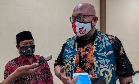 KE KALTARA: Komisioner KPU RI Ilham Saputra (kanan) saat berada di KPU Kaltara, pada Sabtu (18/7) malam.