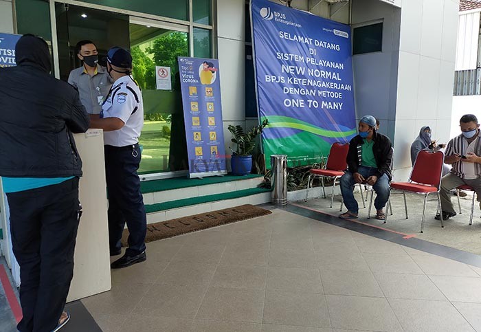KLAIM HAK: Sejumlah warga datang ke kantor BPJS Ketenagakerjaan Tarakan, Selasa (21/7).