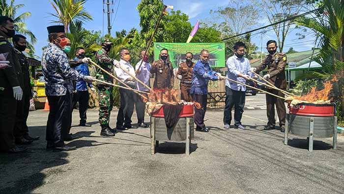 PEMUSNAHAN HASIL KEJAHATAN: Barang bukti kejahatan berupa pakaian dan handphone dimusnahkan dengan cara dibakar, Rabu (22/7).
