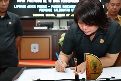 DITANDATANGANI: Ketua DPRD Kaltara setujui penambahan waktu pembahasan Raperda di Kaltara.