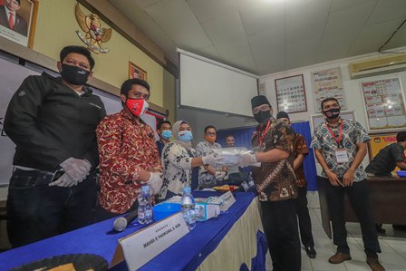 SYARAT: Pasangan bakal calon Faridil Murad dan Masnur Anwar saat menyerahkan syarat dukungan perbaikan untuk Pemilihan Bupati dan Wakil Bupati Bulungan jalur perseorangan di Kantor KPU Bulungan, tadi malam (27/7).