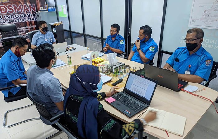 KLARIFIKASI ADUAN MASYARAKAT: Pihak PDAM Tirta Alam saat dimintai klarifikasi di ruang rapat Ombudsman RI Perwakilan Kaltara, Selasa (28/7).
