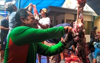 PERINTAH AGAMA: Panitia Kurban LDII Karang Anyar sebelum mendistribusikan daging kurban kepada warga sekitar, Jumat (31/7).