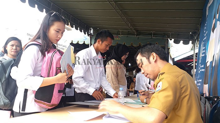 ABDI NEGARA: Peserta calon Pegawai Negeri Sipil saat melakukan registrasi untuk mengikuti tes CAT, beberapa bulan lalu.