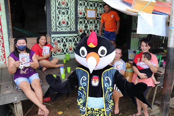 TOURING PILKADA: Maskot Pilkada Kaltara “Si Ega” berada di tengah-tengah masyarakat di Desa Pulau Sapi, Kecamatan Mentarang, Malinau.