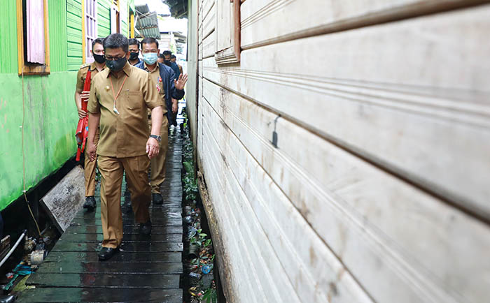 KEBIASAAN BARU: Gubernur Kaltara, Dr H Irianto Lambrie saat melakukan tugasnya sebagai pimpinan daerah, tetap mengedepankan protokol kesehatan dengan selalu menggunakan masker dalam setiap kunjungan kerjanya.