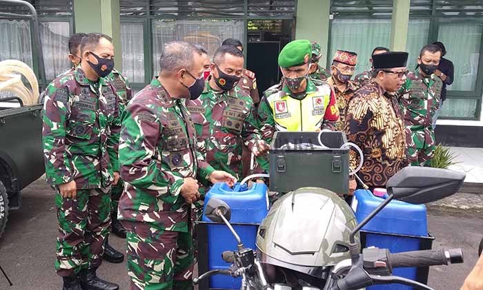 KUNJUNGAN KE KALTARA: Panglima Kodam (Pangdam) VI/Mulawarman Mayjend TNI Heri Wiranto melihat alat penyemprot disinfektan melalui tenaga sepeda motor di Kodim 0907/Tarakan, Rabu (12/8).