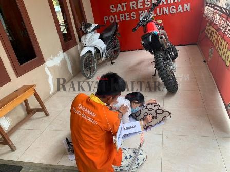 PRA REKONSTRUKSI: Tersangka JK saat memperagakan adegan saat menghabisi nyawa sang istri.