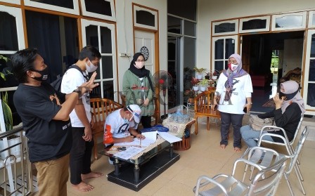 PROSES COKLIT: Jajaran KPU Kaltara dan KPU Bulungan saat mendatangi rumah warga untuk dilakukan Coklit, beberapa waktu lalu.