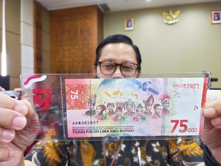 STOK TERBATAS: Deputi Kepala Perwakilan Bank Indonesia (KPwBI) Provinsi Kalimantan Utara Amran Ardiyan memperlihatkan UPK RI ke 75, Selasa (18/8).