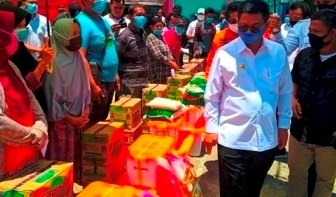 BERI BANTUAN: Gubernur Kaltara, Irianto Lambrie saat memberikan bantuan kepada korban kebakaran di Jalan Sebengkok Pelayaran, Kelurahan Sebengkok, Kecamatan Tarakan Tengah, kemarin (26/8).