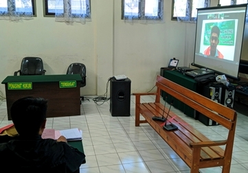 SIDANG TUNTUTAN:Rendi mendengar tuntutan Majelis Hakim Pengadilan Negeri Tarakan, Kamis (27/8).