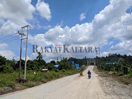 DIPINDAH: Tiang listrik yang sebelumnya berada di tengah jalan penghubung kawasan Bulu Perindu- Gunung Seriang, akhirnya dipindahkan.