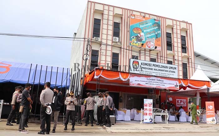 TAHAP PENDAFTARAN: Kantor KPU Kaltara dijaga ketat aparat kepolisian sejak dimulainya tahapan pendaftaran pasangan calon Gubernur dan Wakil Gubenur 4-6 September ini.