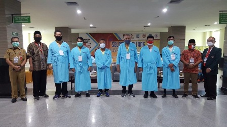 TAHAPAN PEMERIKSAAN KESEHATAN: Bakal pasangan calon Gubernur dan Wakil Gubernur Kaltara berfoto bersama sebelum mengikuti pemeriksaan kesehatan di RSUD Tarakan, Senin (7/9).